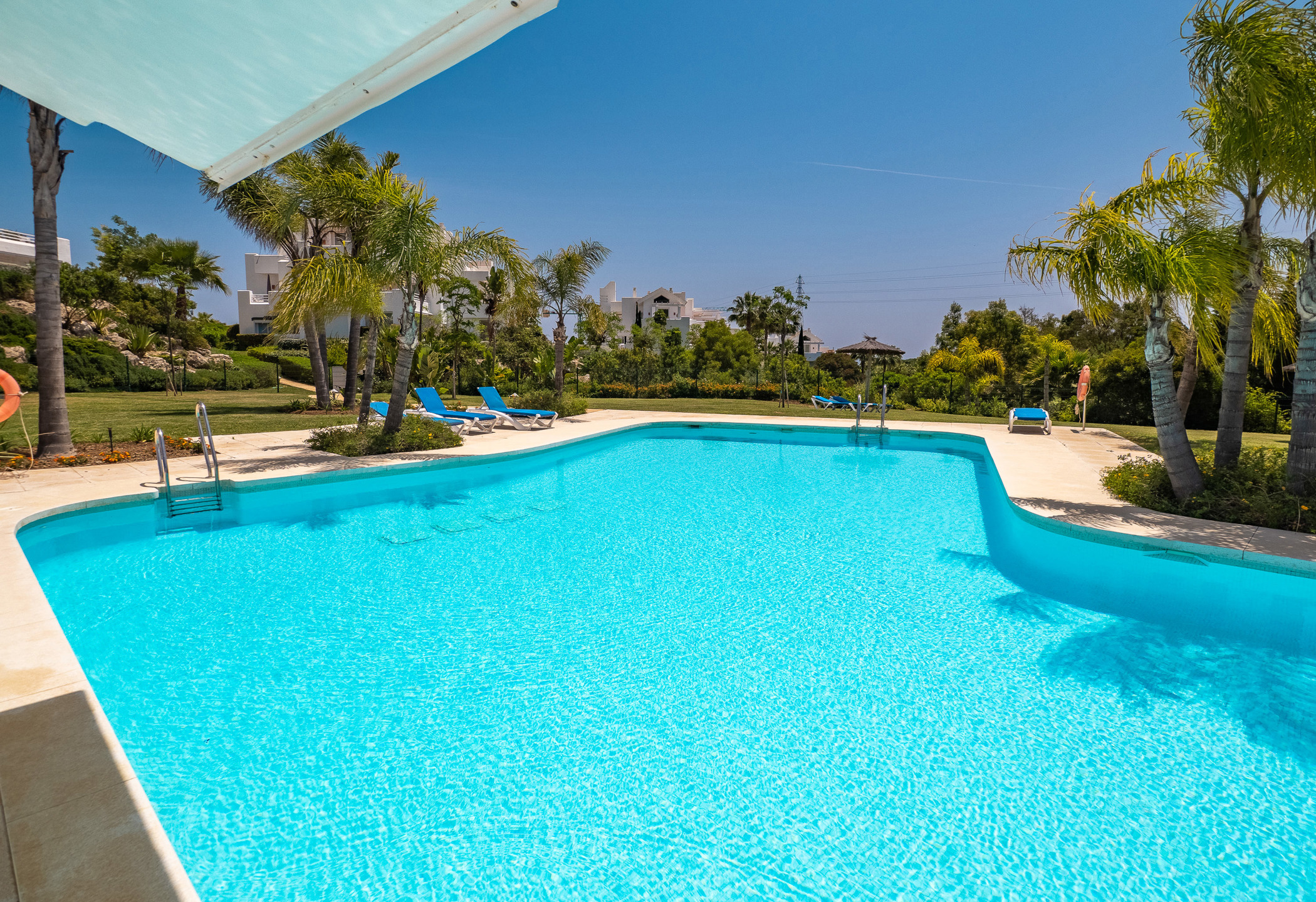 Rez-de-chaussée contemporain avec jardin et vues nature, à deux pas du Crystal Lagoon à Casares Costa, Espagne