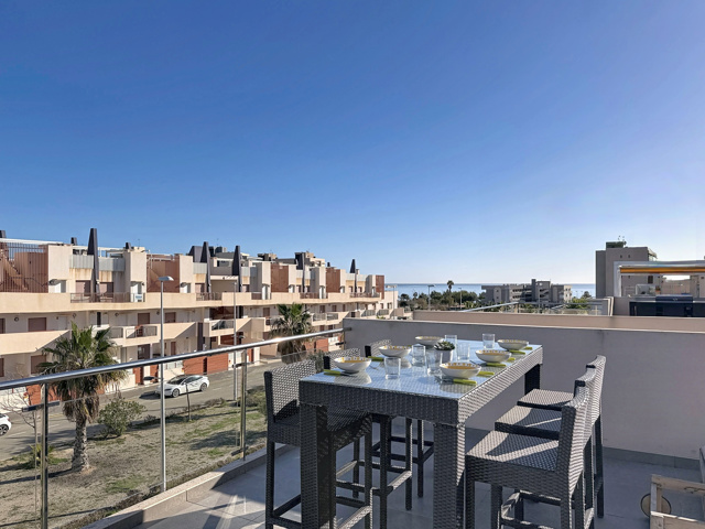 Revente appartement avec solarium, piscine commune à 250 m de la plage.