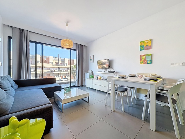 Revente appartement avec solarium, piscine commune à 250 m de la plage.