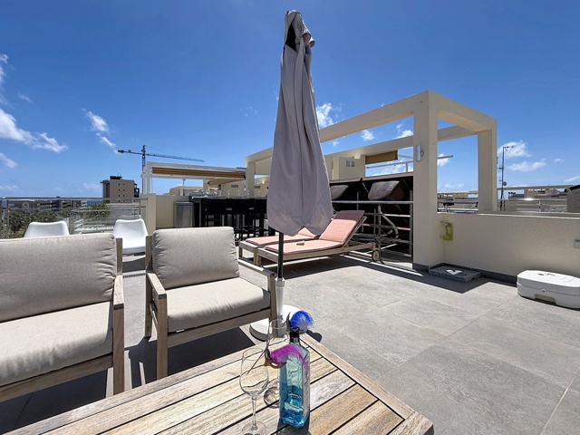 Revente appartement avec solarium, piscine commune à 250 m de la plage.